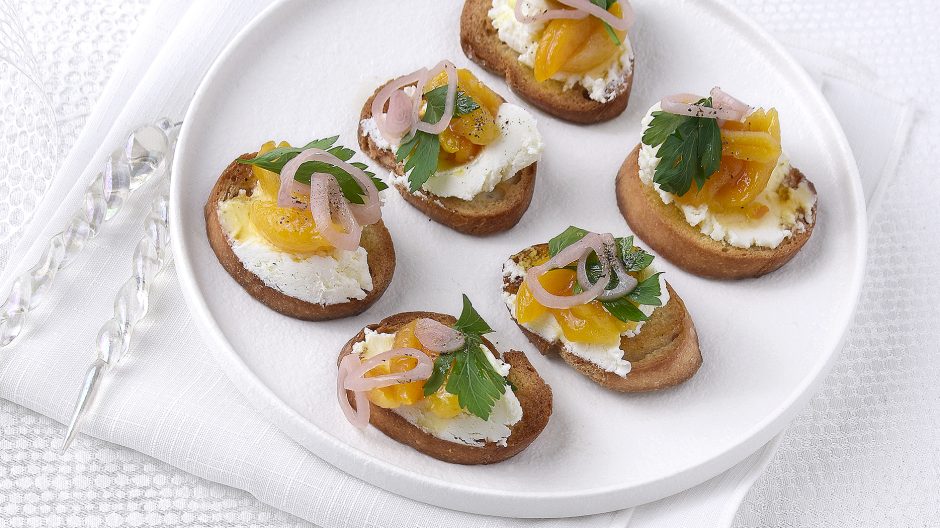 Goat Cheese and Apricot Tartine